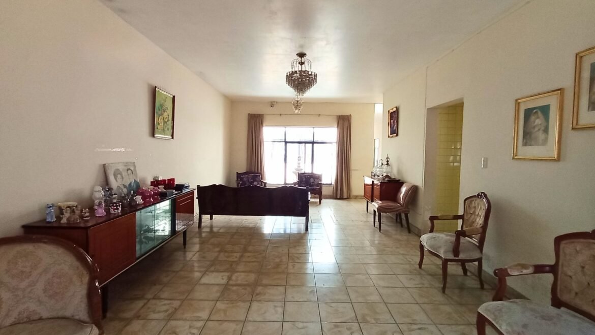 CASA EN VENTA EN FRACCIONAMIENTO MODELO