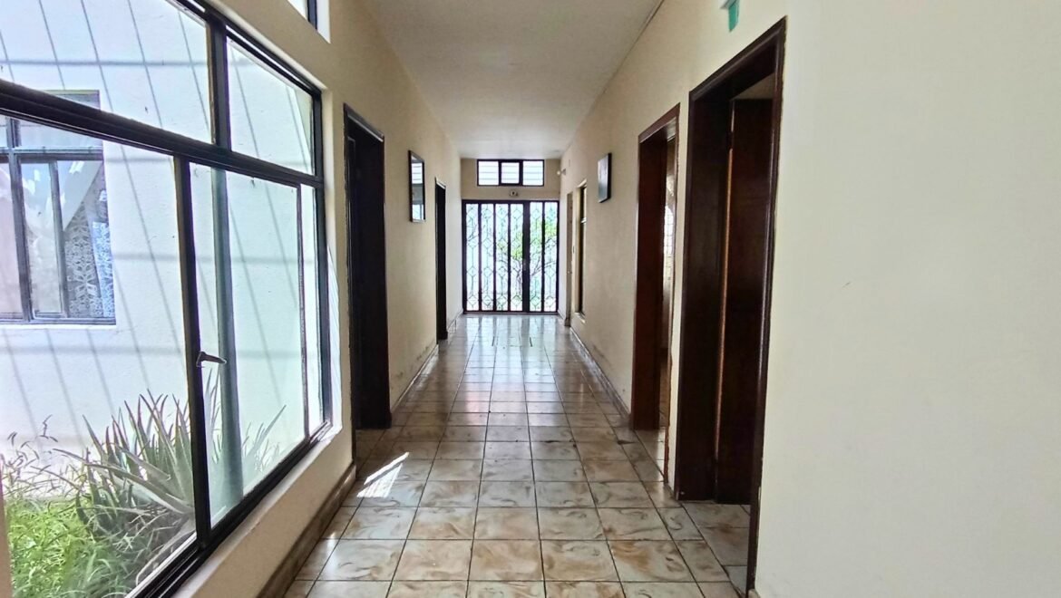 CASA EN VENTA EN FRACCIONAMIENTO MODELO PASILLO